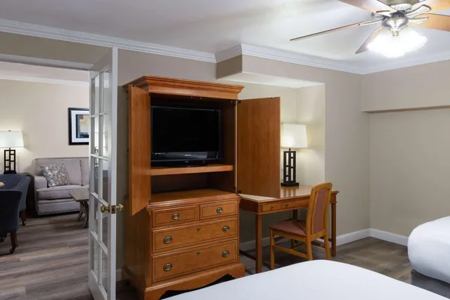 جناح بسرير كينج وسريرين كوين بغرفة نوم واحدة، Travelodge By Wyndham Monterey Bay 6/10