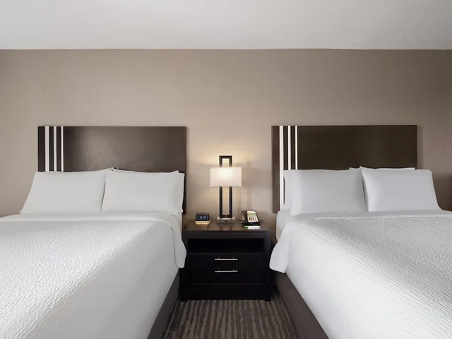 غرفة قياسية بسريرين كوين في طابق منخفض، Holiday Inn Calgary- Airport 4/10