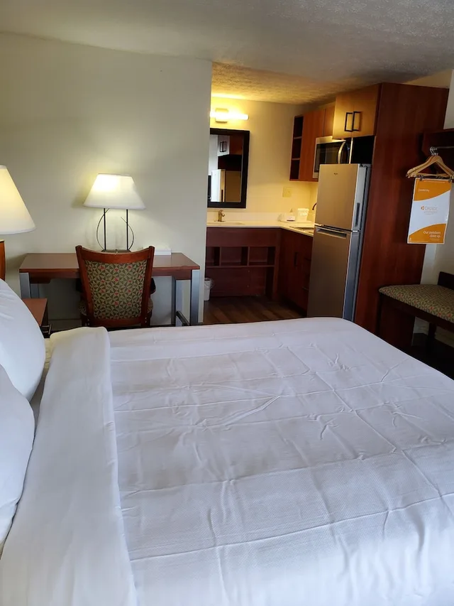 غرفة قياسية بسرير كوين، Suburban Studios Middlesboro 3/5