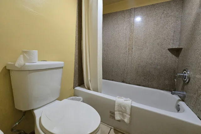 غرفة بسرير كينج للمدخنين، Sunrise Inn By OYO Newport News US-60 5/6