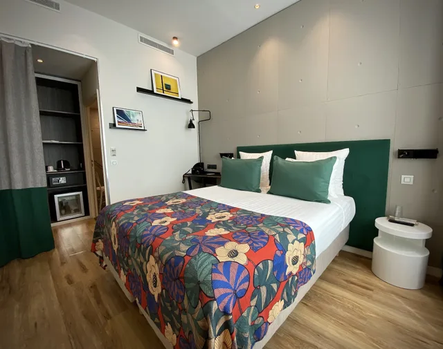 غرفة بسرير كوين في الطابق الأرضي لذوي الإعاقة، Le Basile Hotel 5/6