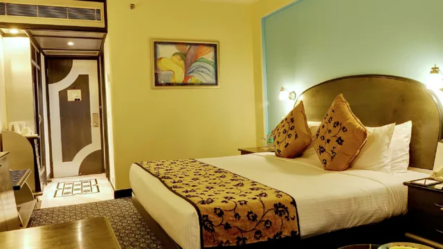 Club, King Bed, The Suryaa New Delhi 1/1