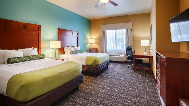 غرفة بسريرين كوين بحوض استحمام لذوي الإعاقة، Best Western Plus Monahans Inn & Suites 1/1