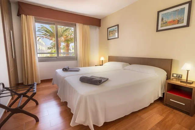 غرفة بريميوم بثلاثة أسرّة بإطلالة على المسبح، Hotel LIVVO Corralejo Beach 2/4