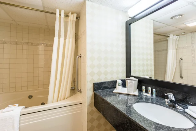غرفة بسرير كوين لذوي الإعاقة، Quality Inn and Conference Center I-80 Grand Island 2/4