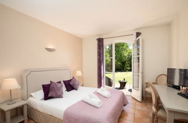 غرفة بريفيليج بسرير كوين بشرفة، La Bastide Saint Martin 1/2