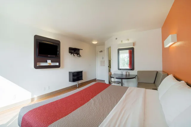 غرفة قياسية بسرير كينج، Motel6 Augusta, GA 1/10