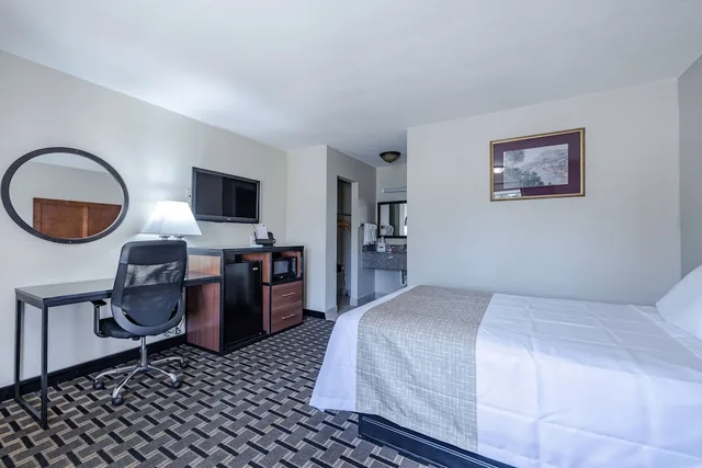 غرفة بسرير كوين، Travelodge by Wyndham Jackson North 3/6