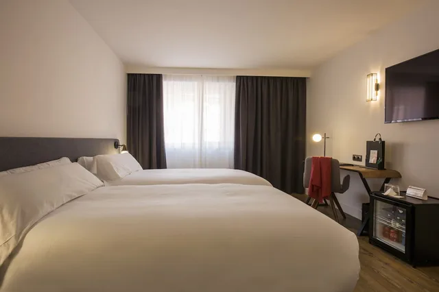 غرفة بسريرين منفصلين بإطلالة على الفناء، Yomo Centric Hotel 1/7