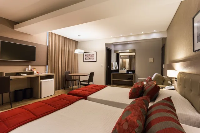 غرفة بريميوم رباعية بسرير كوين وسرير فردي مع أريكة، Faial Prime Suites 9/10