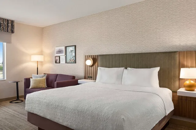 غرفة بسرير كينج مع أريكة، Hampton Inn Stockton, CA 1/2