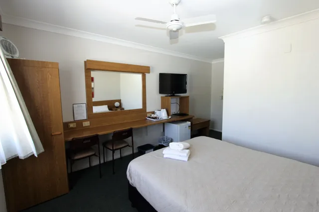 Standard, Queen Bed, Toreador Motel 5/7