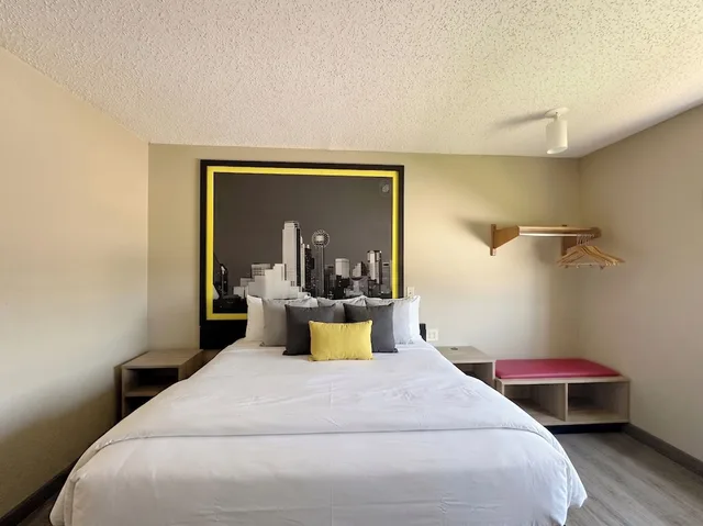 غرفة بسرير كينج لذوي الإعاقة، Super 8 By Wyndham Irving Dfd Airport South 3/3