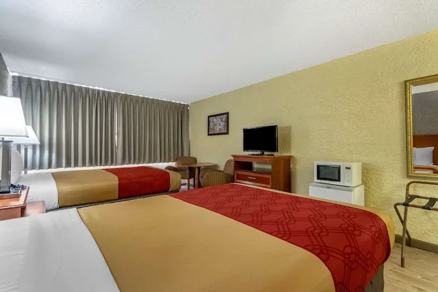 غرفة قياسية بسريرين مزدوجين، Econo Lodge Broken Arrow 4/10