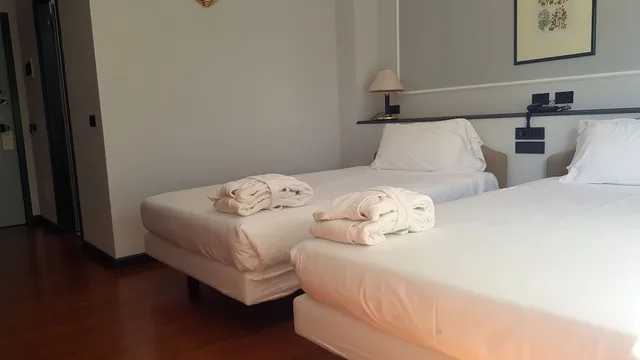 غرفة كومفورت بسريرين منفصلين بإطلالة على الفناء، Mamiani Hotel 7/10