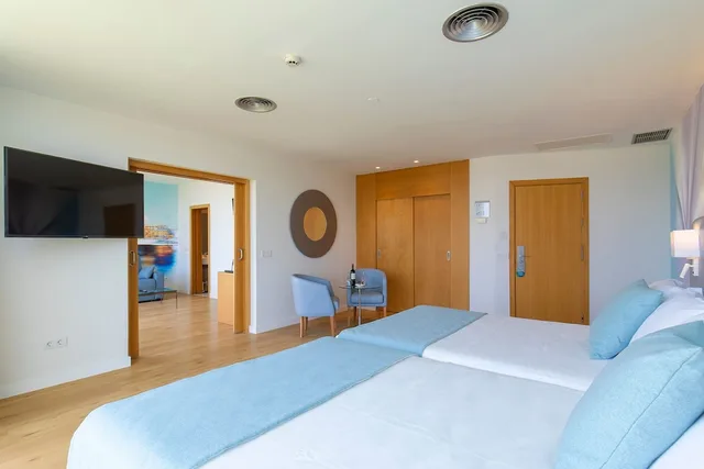غرفة غراند ثلاثية بسريرين منفصلين بإطلالة على المدينة بشرفة، Hotel BCL Levante Club and Spa - Adults Only 2/6