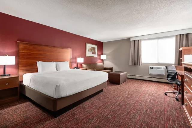 Deluxe, King Bed, Ramada By Wyndham Grand Forks 4/10