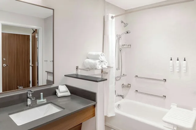 جناح بسرير كينج مع أريكة لذوي الإعاقة، Fairfield by Marriott Inn & Suites Norwalk 5/7