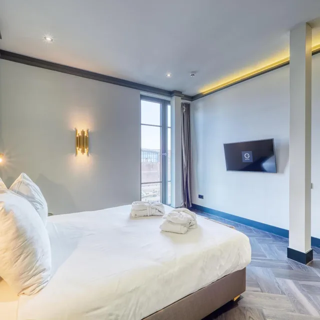 غرفة كبيرة بسرير مزدوج بإطلالة على البحيرة، G Hotel 3/7
