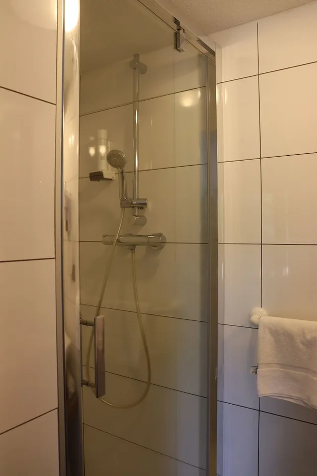 غرفة بسرير كينج، Village Hotel 7/7