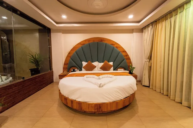 Grand, Maharaja, King Bed, Hot Tub, Bathtub، Grandeur De Sanchi 5/10