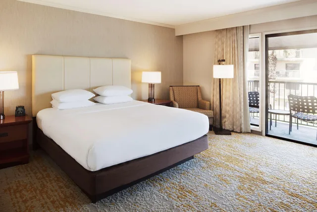 Room, King Bed, Working Area، DoubleTree by Hilton Hotel Ontario Airport 1/1