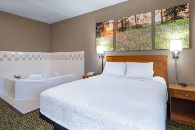 جناح بسرير كوين بجاكوزي، Days Inn & Suites by Wyndham Madison 2/8