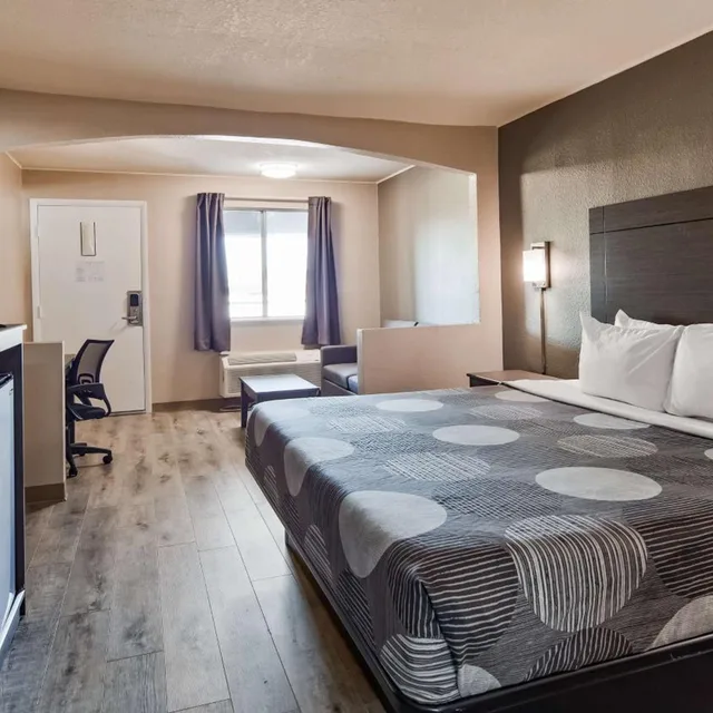 غرفة بسرير كينج مع أريكة للمدخنين، SureStay Hotel by Best Western Olathe 3/5