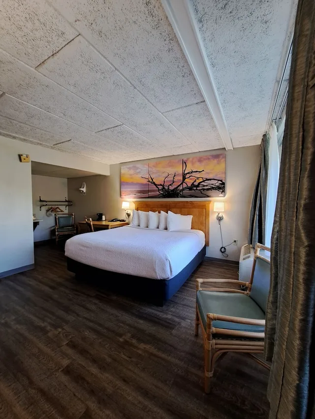 غرفة بسرير كينج لذوي الإعاقة، Days Inn & Suites By Wyndham Jekyll Island 2/5