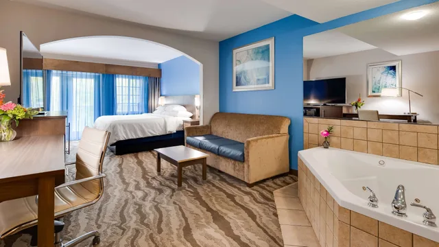 جناح بسرير كينج بإطلالة على النهر مع أريكة بحوض جاكوزي، Best Western Plus River Escape Inn & Suites 8/9