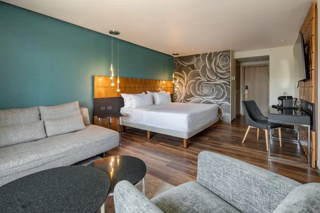 جناح جونيور، Hotel Real del Río 2/4