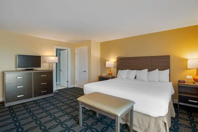 غرفة قياسية بسرير كينج بشرفة مع أريكة لذوي الإعاقة، Best Western Plus In Ocean City 4/9