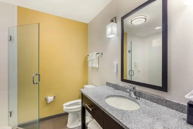غرفة قياسية بسرير كينج، Sleep Inn & Suites Devils Lake, ND 9/10
