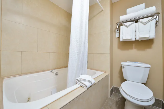 جناح بسرير كينج مع أريكة بحوض جاكوزي، Royal Sun Inn & Suites 6/10