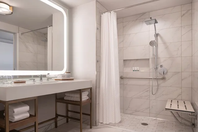 Room, 2 Queen Beds, Theme Park View, Balcony, Accessible، The Westin Anaheim Resort 4/5