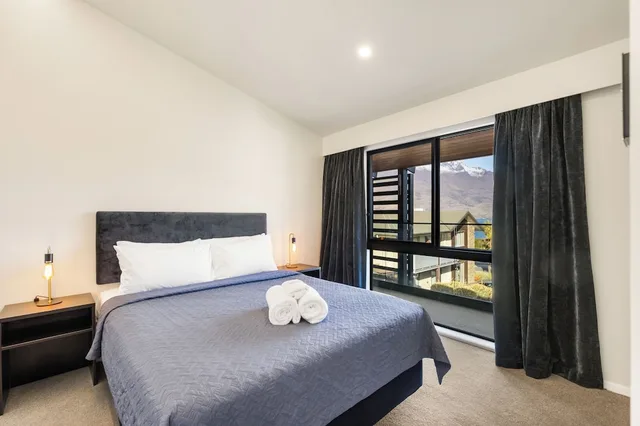 شقة ديلوكس بسريرين منفصلين وسرير كوين بإطلالة على البحيرة بغرفة نوم واحدة مع أريكة، Queenstown Motel Apartments 2/10