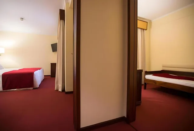 غرفة بسرير مزدوج وسرير فردي مع سرير إضافي، Hotel Mira Corgo 2/5