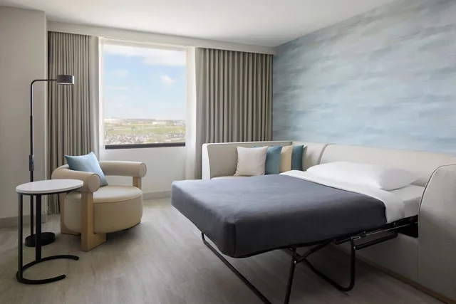 غرفة بسرير كينج مع أريكة، Toronto Airport Marriott 1/10
