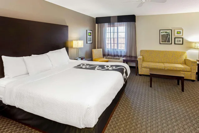 غرفة تنفيذية بسرير كينج، La Quinta Inn Suites By Wyndham Milwaukee Delafield 2/5
