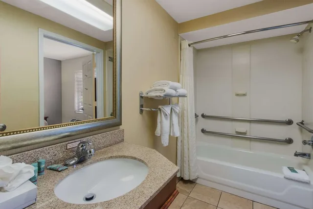 غرفة بسرير كوين بحوض استحمام لذوي الإعاقة، Baymont Inn & Suites by Wyndham Tempe University/Phoenix 4/4
