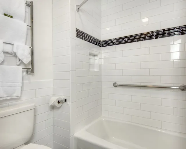 غرفة قياسية بسرير كوين مع أريكة، Aggie Inn, an Ascend Collection Hotel 9/10