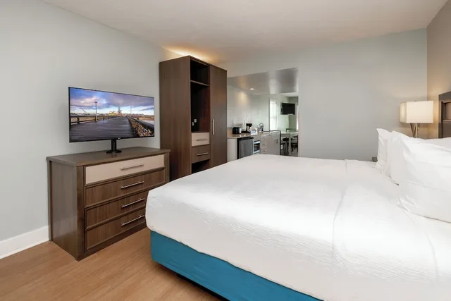 Suite, King Bed, Ocean Front، Commander Hotel 1/3