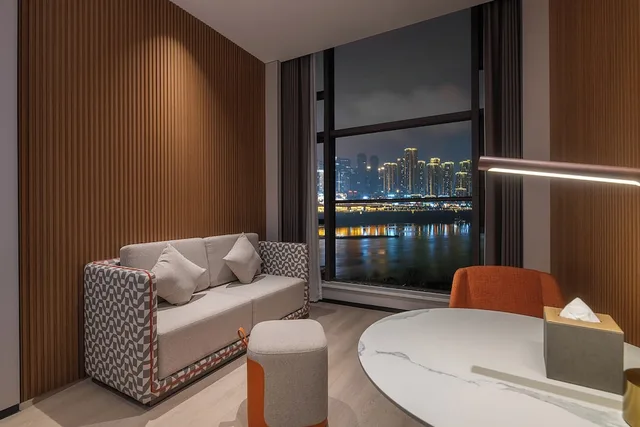 جناح بسرير كينج وسرير فردي بإطلالة على النهر بغرفة نوم واحدة، Holiday Inn Express Chongqing Nanbin Road 2/3