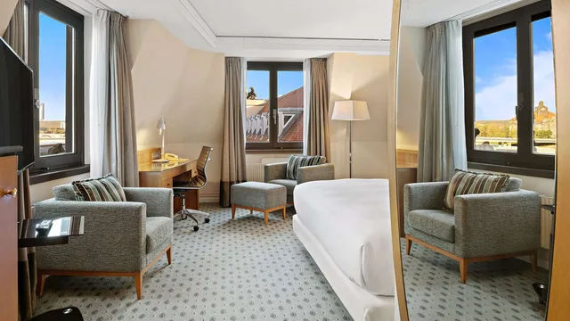 غرفة تنفيذية تنفيذية بسرير كوين بإطلالة على النهر مع دخول الصالة، Hilton Dresden 2/2