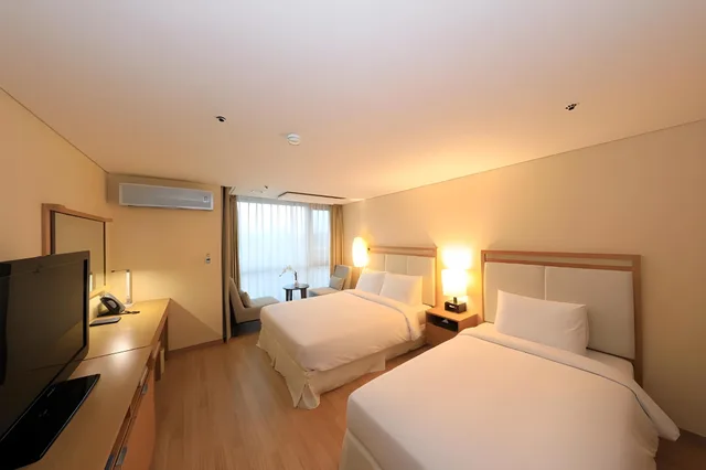 غرفة قياسية بسرير مزدوج وسرير فردي، Ocean Suites Hotel Jeju 1/3