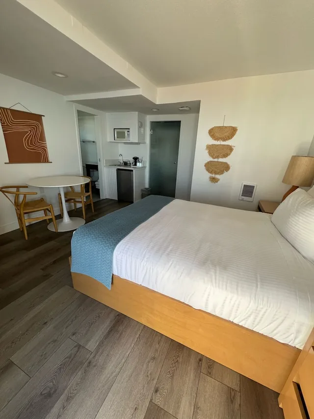 غرفة بسرير كوين بإطلالة على البحر، Capri Laguna Inn On the Beach 1/6