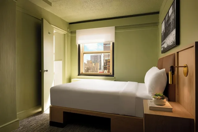 غرفة قياسية بسرير مزدوج لذوي الإعاقة، THE ROW NYC HOTEL 5/9
