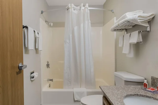 جناح بسرير كينج، Econo Lodge Inn & Suites Yankton, SD 2/2