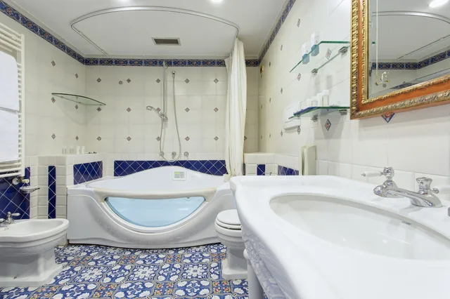 جناح جونيور بسرير مزدوج بإطلالة جزئية على البحر، Lloyd's Baia Hotel 6/8