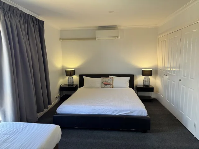 شقة أساسية بسرير كينج وسريرين منفصلين وسرير كوين، Crest Motor Inn 1/3
